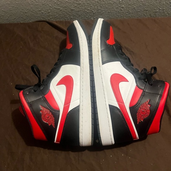 Nike Kids' Black and Red Sneakers Air Jordan 1 Mid Bred - Picture 1 of 6